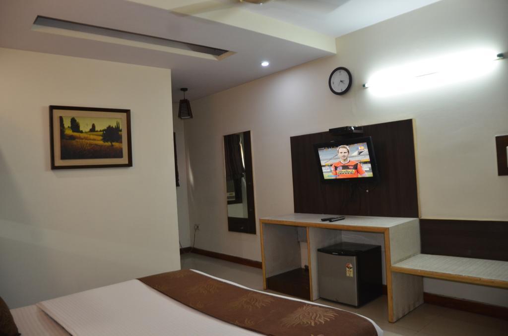 Hotel Milan Deluxe New Delhi Eksteriør bilde